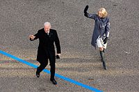 Joe og Jill Biden vinker mens de deltar i den andre innsettelsesparaden for Barrack Obama langs Pennsylvania Avenue i Washington, DC 21. januar 2013.