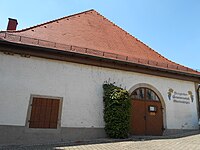 Kelter Kleiningersheim mit der Beschriftung "Oberrieslingen" aus der SWR-Serie "Die Kirche bleibt im Dorf"