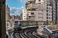 Zug mit Gummireifen der Baureihe MP 89 der Métro Paris; außerhalb der Stahlschienen gut zu erkennen die Fahrprofile für die Reifen