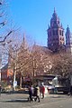 Blick auf das Höfchen, im Hintergrund der Dom