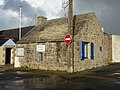 Le bureau du port de Kérity (ancien poste de garde construit au XVIIe siècle et transformé en maison des douaniers en 1817).