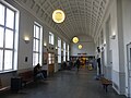 Treinstation van Ringsted met lampen van Poul Henningsen