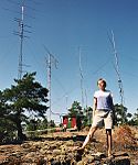 YL Donata devant des antennes