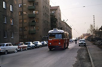 En trådbuss på linje 91 på Årstavägen, april 1964.