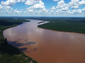 Die Rio Iguazú net oos van die Iguazú-waterval in Brasilië.