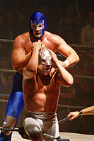 El Hijo De Santo (à l'avant, en costume d'argent) contre Blue Demon Jr (derrière, en costume bleu), lucha libre