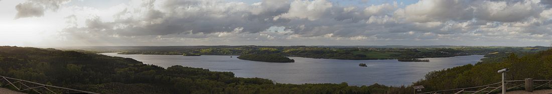 Panoramaudsigt mod nord fra Himmelbjergtårnets fod en aften i maj. Møgelø er den største ø i Julsø.