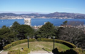 Vista del parque con el ayuntamiento y la ría al fondo