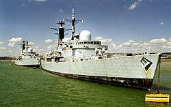 HMS Newcastle ja HMS Cardiff ankkuroituna Fareham Creekissä