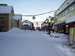 2005年12月正午ごろのメインストリートのおける雪とクリスマスライト