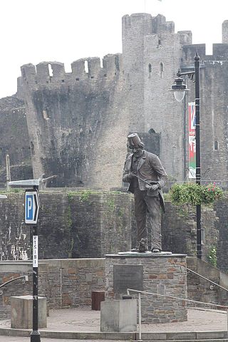 <span class="mw-page-title-main">Caerphilly</span> Town in South Wales