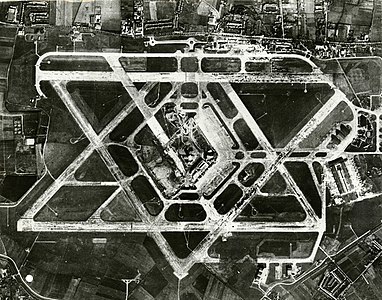 En 1955, l'aéroport comporte des pistes avec 3 × 2 orientations différentes permettant l'atterrissage des multimoteurs à hélices.