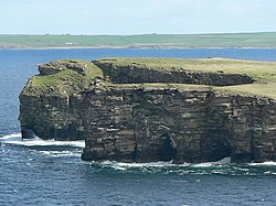 Grey Head, nordenden av Calf of Eday. Ein kan sjå sjøgrottene og byrjinga på ein boge i klippene