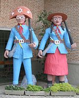 Giant clay sculptures in Caruaru (Brazil). Caruaru-figuras-de-barro.jpg