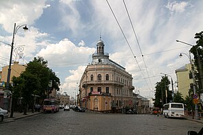 вулиця Головна (ліворуч), Будинок-корабель і вулиця Шолом-Алейхема