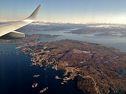 Selbjørn med Selbjørnsfjorden til høgre.