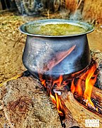 Ayam sambar, dimasak dengan cara tradisional.