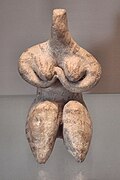 Figure féminine assise stylisé, les bras croisés sous les seins, de Samarra, VIe millénaire av. J.-C.