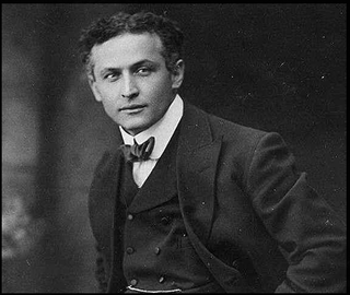 <span class="mw-page-title-main">Harry Houdini</span> Hungarian-American escapologist and stuntperson