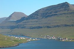 Hvannasund to the right of the central causeway, and Norðdepil to the left