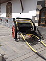 Carro de ruedas en la plaza de la archieparquía católica.