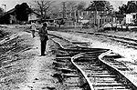 地震によって歪曲した鉄道のレール