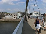 Voetgangers op de brug