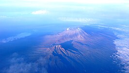 Luchtfoto vanuit het oosten; van voor naar achter: de Mawenzi, de Kibo en de Shira