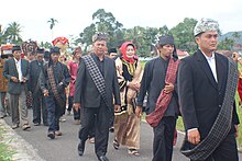 People are marching convoy the New Datuk (leadership) to the venue of the ceremony of Batagak Datuak or Batagak Penghulu in Minangkabau tradition, West Sumatera. Para Pengiring Datuk.jpg