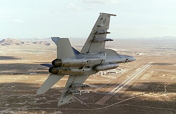 En F/A-18F Super Hornet ovanför basen, 15 december 2005.