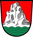 Stadt Bad Griesbach i.Rottal In Rot über grünem Wellenschildfuß, darin vier schwarze Wellenfäden, ein wachsender silberner Felsenberg.