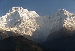 Annapurnas södra topp till vänster och Hiunchuli i vy från söder, till höger.