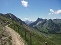 Weg auf die Kaiseregg. Im Mittelgrund rechts der Mitte der Turm der Chörblispitz, weiter rechts der Doppelgipfel der Spitzflue