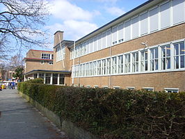 De voorzijde van het schoolgebouw aan de Koningsbergerstraat