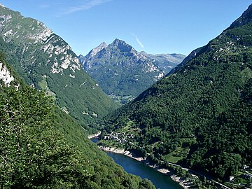 Das Tal mit Vogorno (San Bartolomeo) auf der linken Talseite