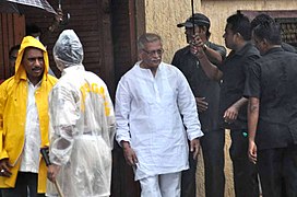 Gulzar visits Rajesh Khanna's home Aashirwad 13.jpg