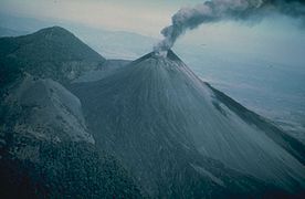 Попелясте виверження вулкана Пакая після сильного землетрусу в 1976 році.