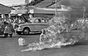 Foto dari jurnalis Malcolm Browne ketika Quang Duc membakar dirinya.