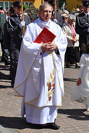 祭服を着用したカトリック教会の司祭（ポーランド）。典礼時の服装の一例。