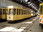 Motorwagen 5025 in de remise. Deze wagen heeft nog de originele trolleystang.