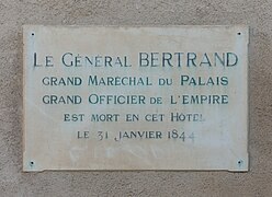 Plaque apposée sur un mur extérieur.