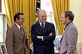 Valkoisen talon kansliapäällikkö Donald Rumsfeld tapaa presidentti Gerald Fordin ja apulaiskansliapäällikkö Cheneyn (1975)