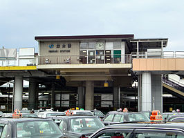 De westingang van het stationsgebouw