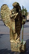 Un homme archange sur la place du Général-de-Gaulle à Lille, France.