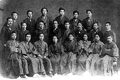 1884年判事登用試験合格記念写真（上段左から2人目が岸本辰雄、中段左端から矢代操、熊野敏三、西園寺公望、2人はさんで宮城浩蔵、岡村輝彦、杉村虎一）[256]