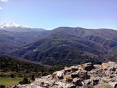 Vue vers le ouest depuis le château de Belpuig sur la vallée du Boulès et vers le sommet de Santa Anna dels Quatre Termes (au centre).