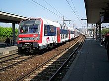 Z 5654 à Villeneuve-Saint-Georges : il s'agit de l'une des rames des Ardoines prêtées au RER D.