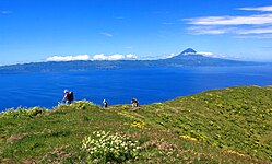 Montanha do Pico (ao fundo), no arquipélago dos Açores, o ponto mais alto do país.