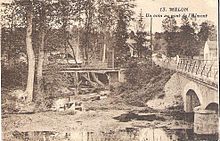 L'Almont et le pont éponyme à Melun au début du 20e siècle. Les rails du tramway sont légèrement visibles sur le pont ainsi que l'octroi de Bellevue au fond à droite.