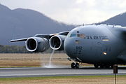 Boeing C-17 Globemaster III dengan mesin Pratt & Whitney PW2000 dalam aksi daya dorong terbalik.